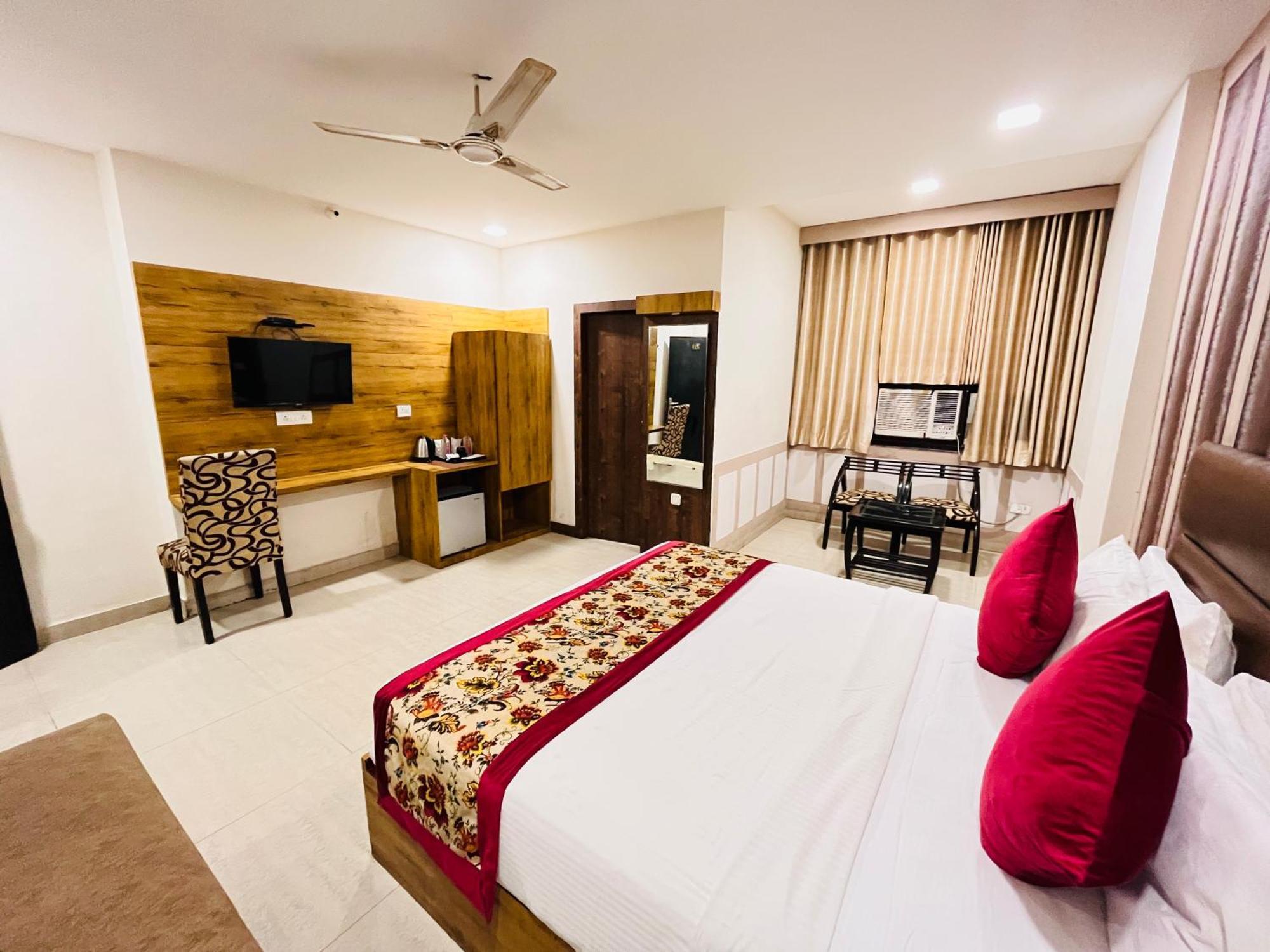 Crown Hotel Agra Near Taj Mahal 외부 사진