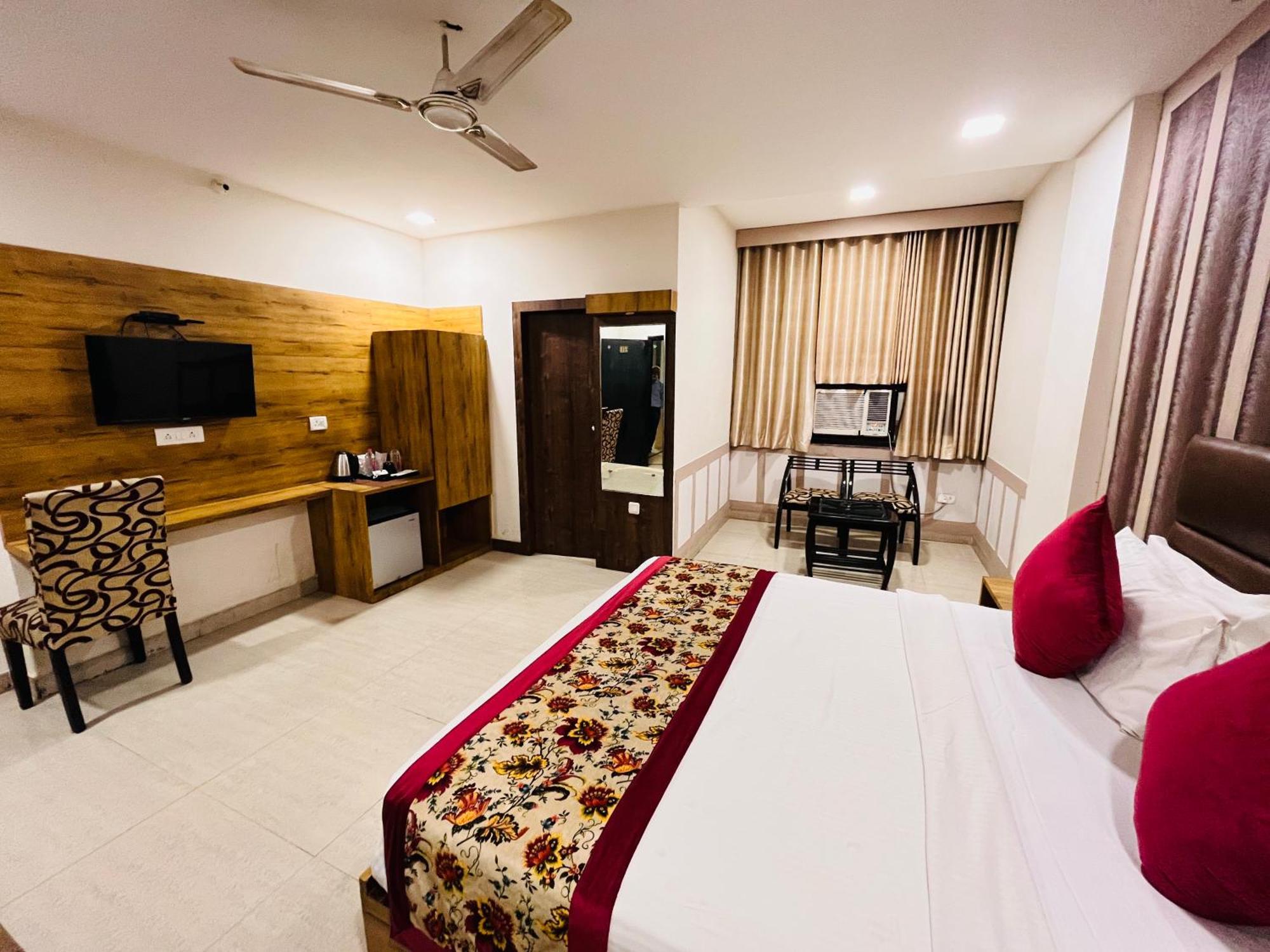 Crown Hotel Agra Near Taj Mahal 외부 사진